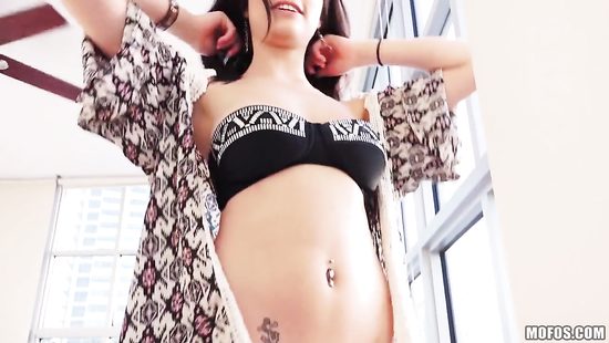 Dude giving his hot girlfriend strong orgasm