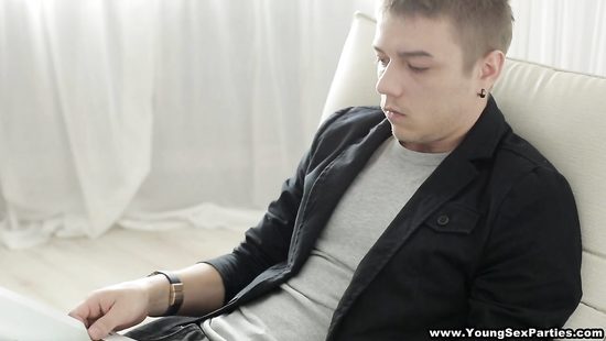 Daring babe indulging in extreme threesome