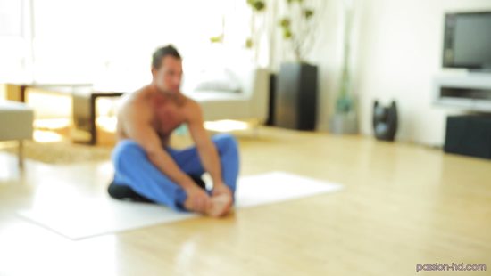 Super horny dude fucking hottie right on the floor