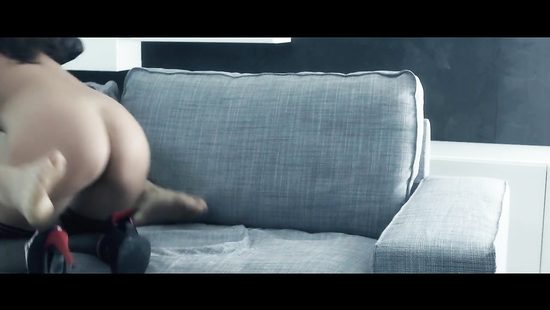 Hunk sapping juice from dame's dripping coochie