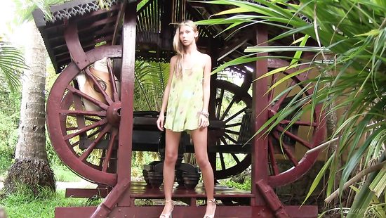 Anjelica showing her beautiful nude body