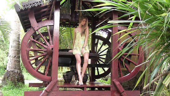 Anjelica showing her beautiful nude body