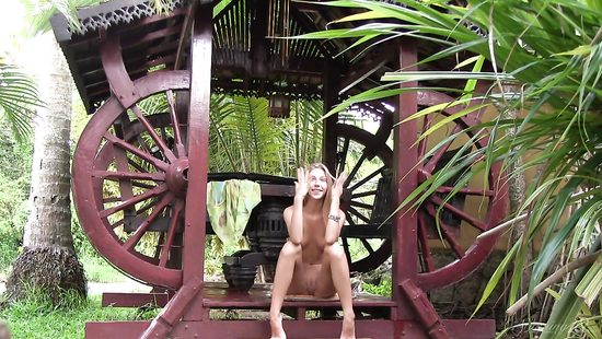 Anjelica showing her beautiful nude body