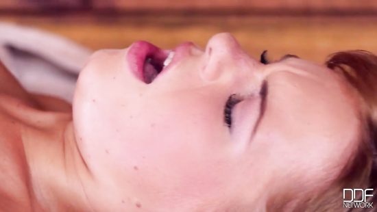 Hot bimbo sharing sauna with a dreamboat