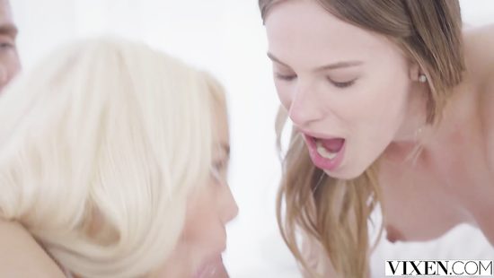 Hot blondes rammed in a terrific threesome