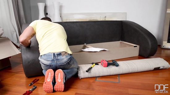 Blonde seriously attracted to the handsy carpenter