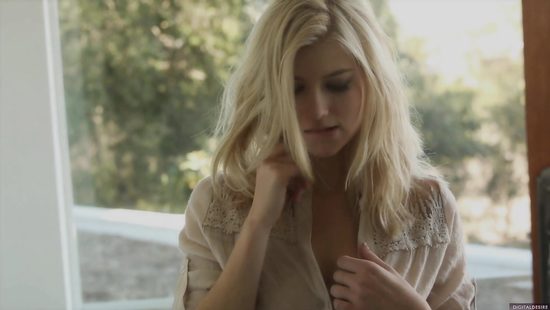 Slutty blonde climaxes rubbing her clits