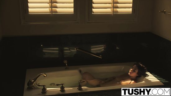 Slutty dames fucked in a threesome