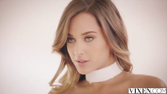 Slutty blonde enjoys orgasmic bedsex