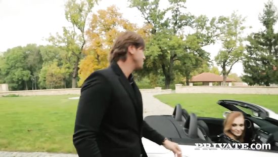 Hottie fooling around with a wealthy guy