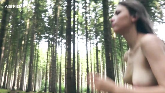 Curvy bimbo filmed masturbating in the lush lawn