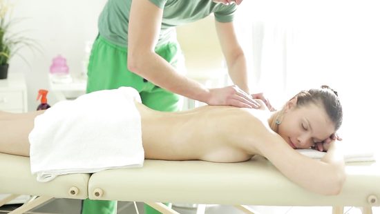 Naughty massage therapist fucking curvy dame