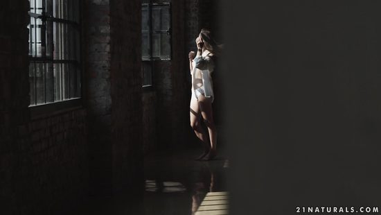 Hot dame banged on the floor of an empty room