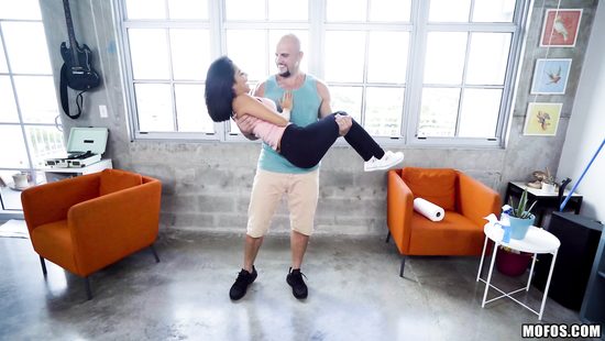 Daring dame fucking a guy twice her size