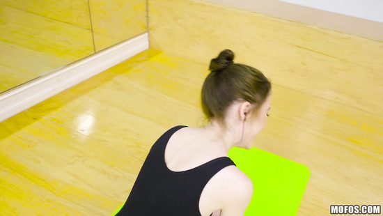 Curvy brunette prefers anal