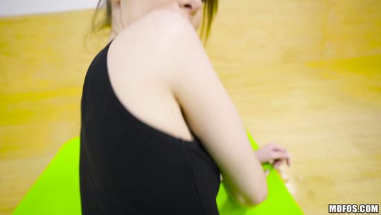 Curvy brunette prefers anal