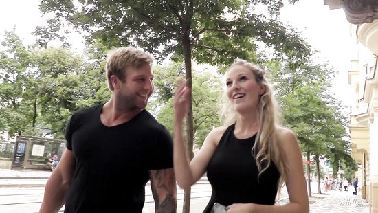 Hunk smashed chick's brains out on the couch