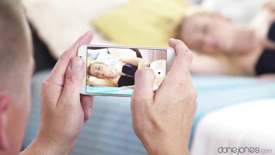 Hunk dude thirsty over slut's pussy