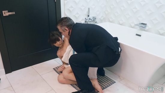 Security guy bangs a cutie in a hotel room