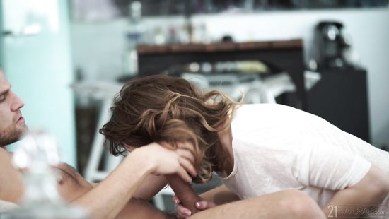 Girlfriend gets filled with a cock and creampies