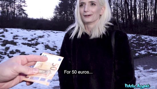 Amateur blonde sucks for cash