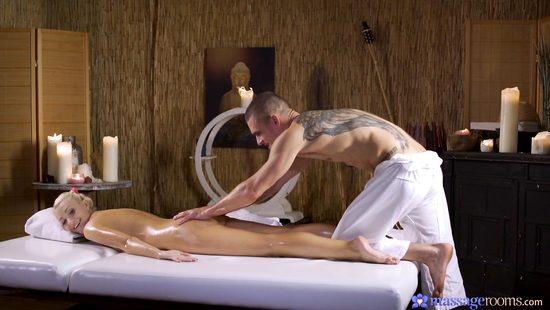 Masseur shaggs oiled-up blonde