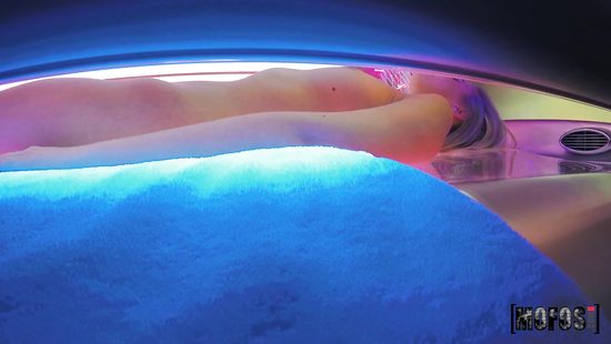 Blonde is fucking in sunbed