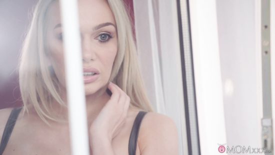 Full-bosomed blonde gets nailed