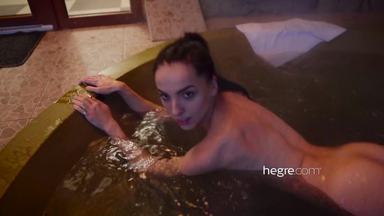 Foxy girl flashes in public