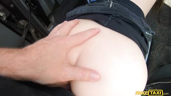 Chick cock-teases taxi driver