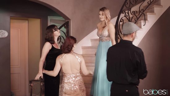 She fucks by the mirror