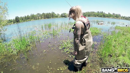 Inked blonde gives outdoor blowjob
