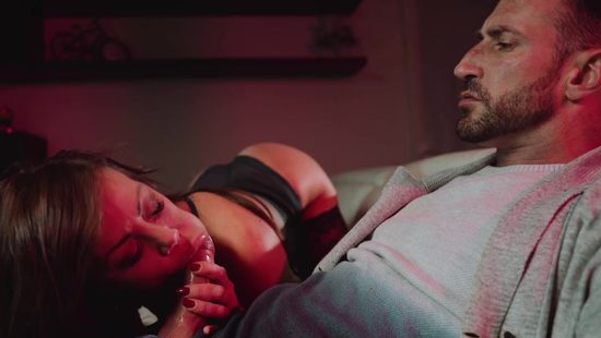 Sonia Lion sucks fellow's dong