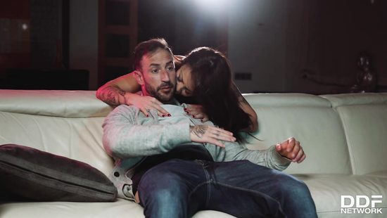 Sonia Lion sucks fellow's dong