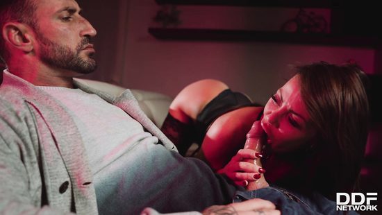 Sonia Lion sucks fellow's dong