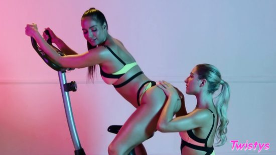 Chicks rub each other's cunt