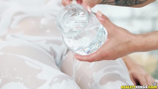 Masseur fucks that babe