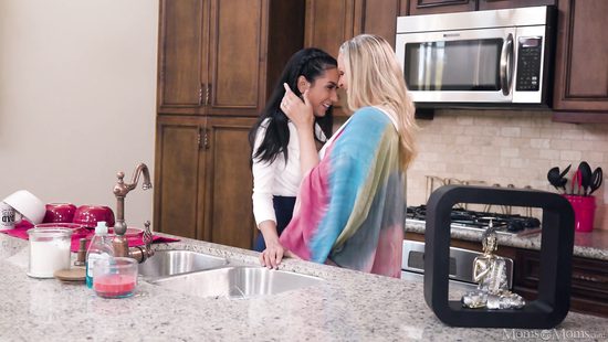 Chicks enjoy in pussy licking