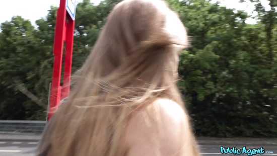 Inked babe loves outdoor sex