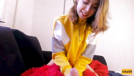 She sucks a big pecker