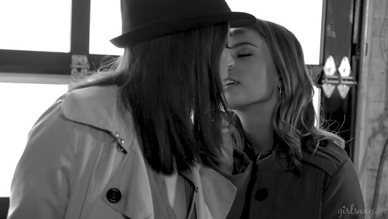 Chicks lick each other's muff