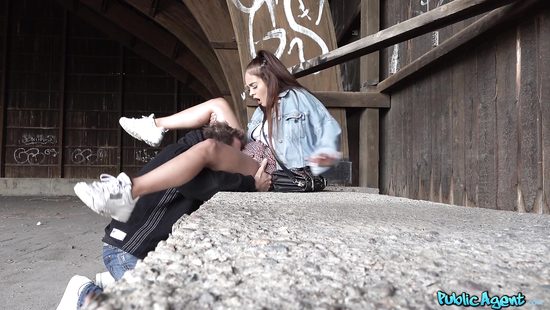 Amateur dame tricked to rough outdoor sex