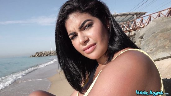 Vacationing couple fuck in an open public beach