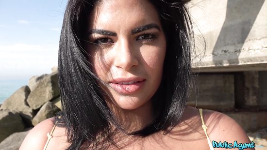 Vacationing couple fuck in an open public beach