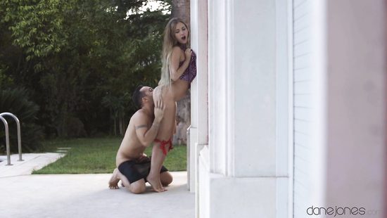 Dude just scored easy sex with Mary Rock