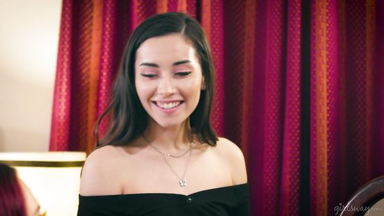 Smutty lesbian threesome