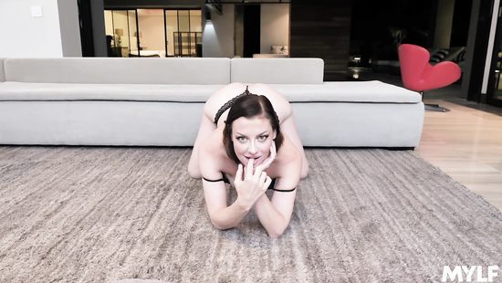 Horny dame drinking from a stiff pecker