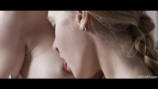 Lesbians get off a steamy pussy lick