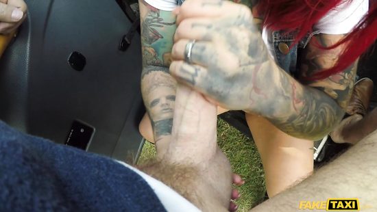 Lucky stud feasts on easy pussy in the car