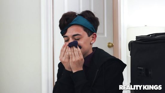 Teen feasting on mature pussy